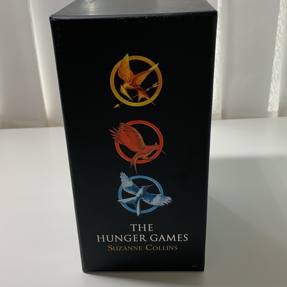 USED SET OF 3 BOOKS SUZANNE COLLINS CATCHING FIRE, MOCKINGJAY, THE HUNGER GAMES. - Picture 2 of 3